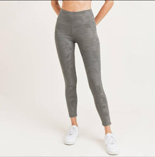 Load image into Gallery viewer, Textured Camo Leggings