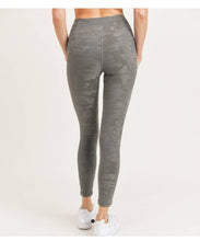 Load image into Gallery viewer, Textured Camo Leggings